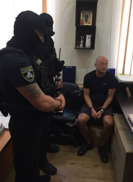 В Одесі повторно затримали підозрюваного у групових угонах авто на спробі дати хабаря правоохоронцю